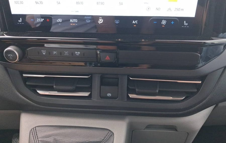 Choisissez votre ford tourneo chez CarGo Flex